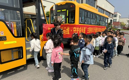 即墨区“礼让斑马线”主题校车开通啦