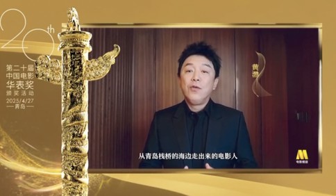 黄渤欢迎电影人来青岛哈啤酒吃蛤蜊