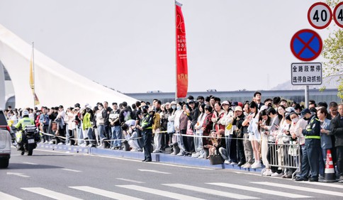 华表奖即将于青岛星光岛举行，上岛的珊瑚贝壳桥头“长”满了粉丝！