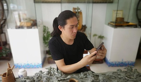 青島故事｜一方小硯臺刻出大天地！青島80后“齊魯首席技師”詹俊松讓石頭“開花”