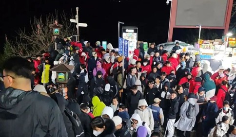 半岛聚焦丨“五一”假期第二天，景点挤出了推背感！多地提醒：已约满、限流、门票售罄