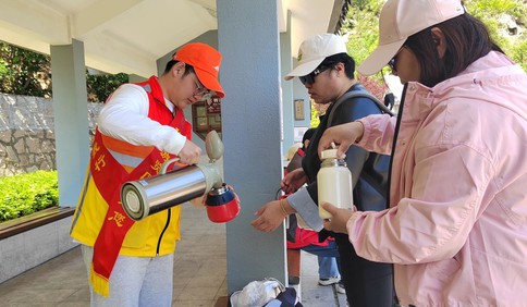15分钟“闪电寻物”、月光下暖心救援……崂山风景区“山海守护者”护航游客“五一”假期