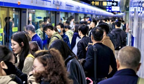“五一”假期青島地鐵內外暖心瞬間不斷涌現，傳遞城市溫度