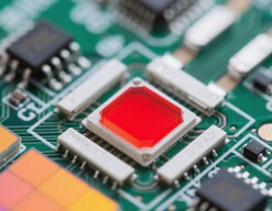 高性能纯红光钙钛矿LED制备成功
