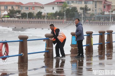 大浪、大风，海边拉起警戒线