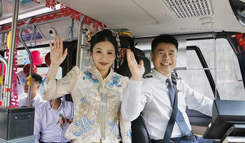 青島故事｜“寶寶巴士”變身浪漫婚車！公交小夫妻舉辦低碳婚禮，詮釋別樣幸福