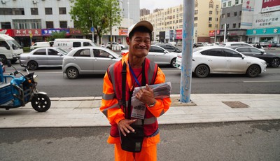 青島故事｜“賣報哥”老孫和他的愛心基金