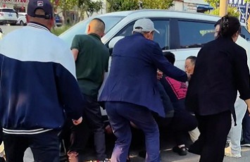 青島故事｜騎行男子被卷入車底，危急時刻眾人抬車救人……