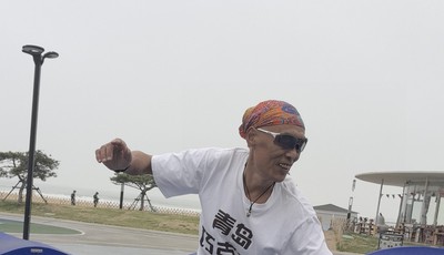 青島故事｜踩著滑板放風箏，63歲青島巧克力大爺玩出新花樣