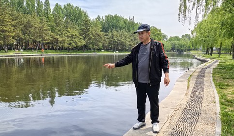 青島故事｜點贊！64歲青島大爺縱身一躍，將落水老人托舉上岸