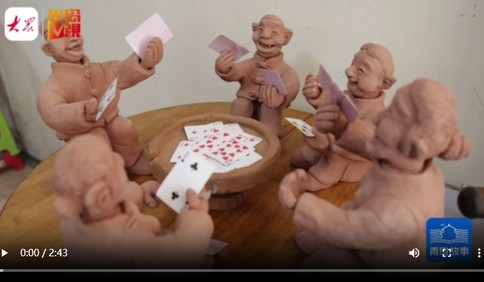 青岛故事｜5个泥人打牌，太欢乐！哥俩传承指尖泥土艺术，每件作品都“笑口常开”