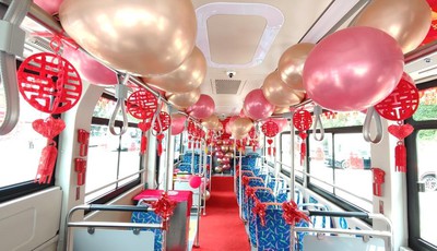 青岛故事｜“公交婚车”驶向幸福！青岛新人用低碳浪漫点亮城市