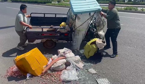 青島故事｜路遇三輪車側(cè)翻，有人被困，退伍“00后”準(zhǔn)大學(xué)生急伸援手