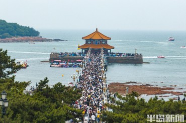端午假期首日  栈桥迎来旅游热潮