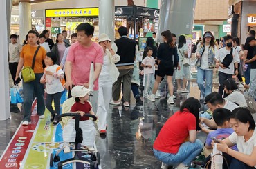 假日商圈好热闹