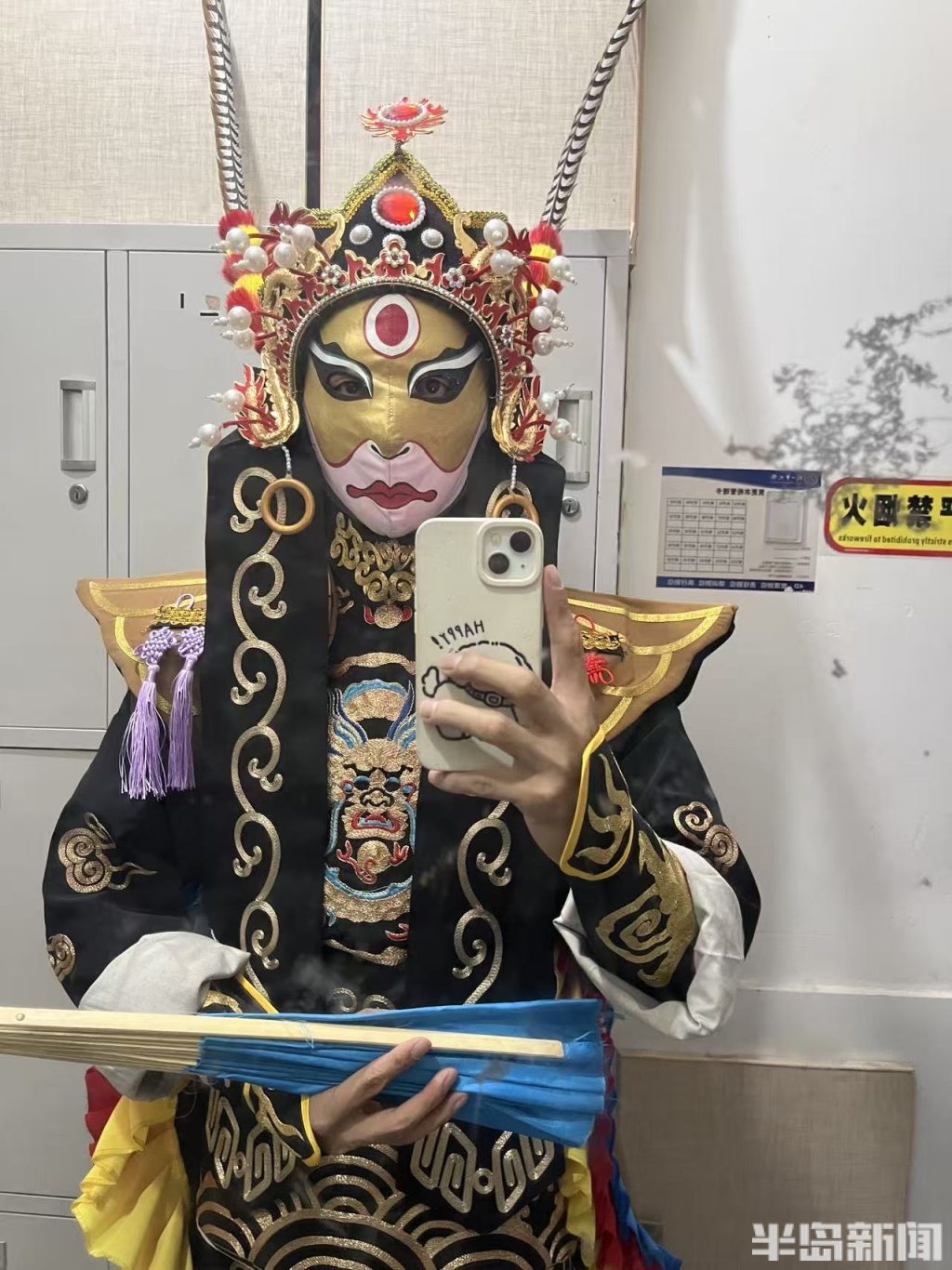 青岛故事|喷火视频走红网络!18岁少年不向命运低头,练就川剧“双绝”,曾来青岛参加里院喜剧节