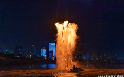 “火凤”夜舞唐岛湾