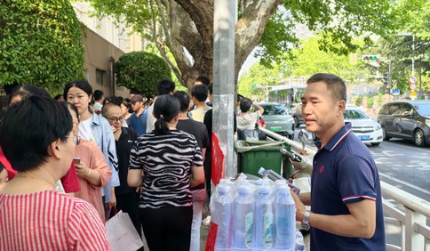 提供免费饮用水！半岛公益助考在行动，祝高考学子“水”到渠成