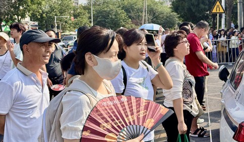 场内高考 场外“陪烤”