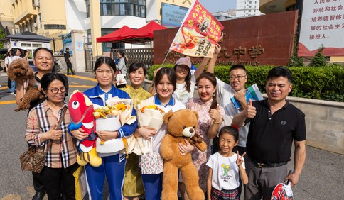 鲜花拥抱庆凯旋！青岛中考暖心落幕