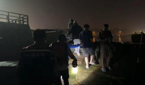 守护最美海岸线｜高考完玩嗨了，4名河北高中生夜困礁石！青岛救援队火速出动救上岸