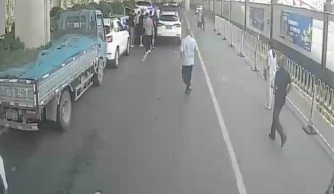 青島故事丨公交司機率眾抬車救人，將被申報見義勇為