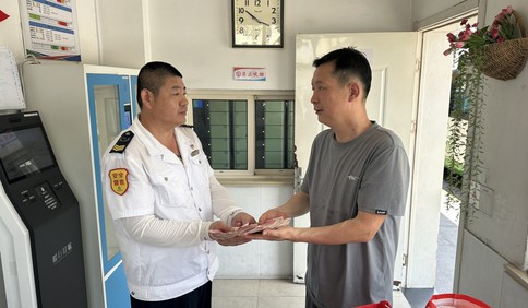 青島故事丨男子遺失為母親籌集的2萬元手術(shù)費，10分鐘失而復(fù)得