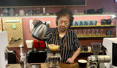 青島故事｜從上海陸家嘴到青島信號山，77歲青島老太勇闖咖啡圈14年