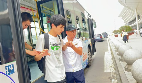 青島故事丨從校門到家門！36位視障少年背后的48小時愛心護航