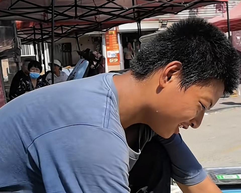 三点起床,赶百里路:齐河14岁卖菜少年让几十万人竖起大拇指
