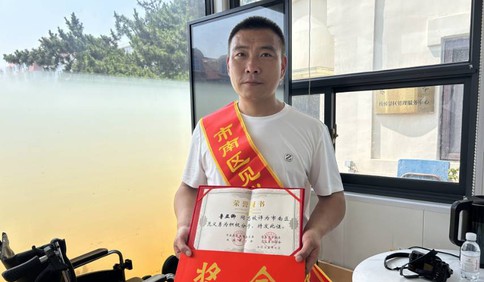 青島故事｜棧橋跳海救人的“白衣大哥”獲評“見義勇為”：救人是順手的事，再碰到還會救