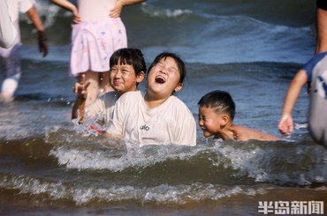 青島石老人海水浴場：夏日戲浪 躍動童趣