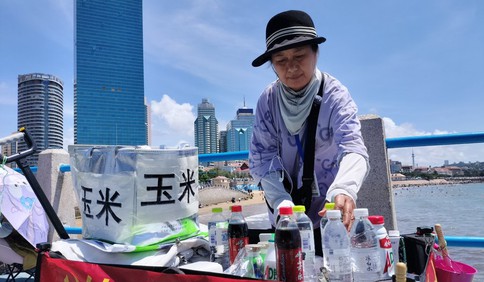 青島故事｜女孩撿手機不慎落水，她跳海1分鐘搶回一命！下海救人雙腿受傷，“玉米姐”婉拒500元“感謝金”