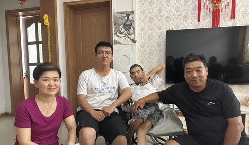 青島故事｜他們一家在命運的裂縫里種花：腦癱哥哥“輔導”學霸弟弟上名校