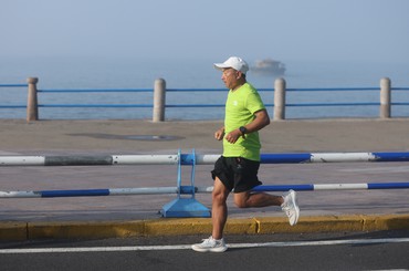 跑过一甲子的77岁青岛“跑痴”