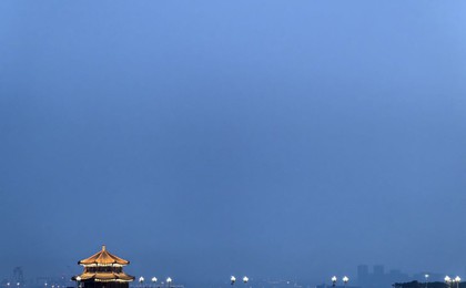 夜色海濱惹人醉！青島沿海一線景致迷人 游人絡繹...