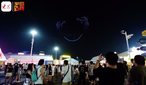 半岛V视｜啤酒节“千机秀”！千余架无人机震撼起飞，金沙滩啤酒城上演天幕光影秀