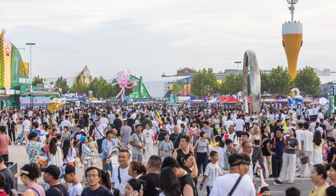 啤酒节开幕首个周末，金沙滩啤酒城人气旺