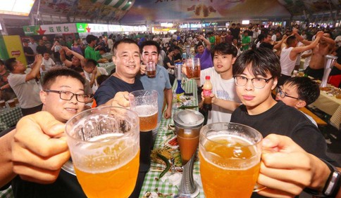 干杯！青岛夏夜举杯狂欢啤酒节