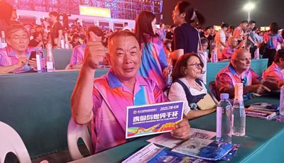 外卖骑手受邀为啤酒节开酒！站上开幕式舞台广邀四海宾朋，56岁周孟军把配送路变成温暖“助人路”