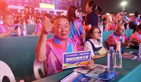 外卖骑手受邀为啤酒节开酒！站上开幕式舞台广邀四海宾朋，56岁周孟军把配送路变成温暖“助人路”