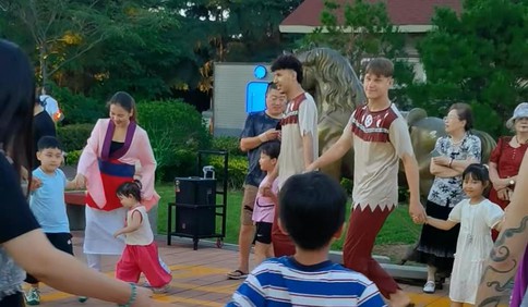 不能喝啤酒也快乐，孩子们啤酒城里“嗨玩”
