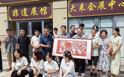 剪纸作品“没尾巴老李的传说”赠送非遗传承人