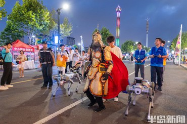 金甲机器人携“麒麟”惊艳啤酒城