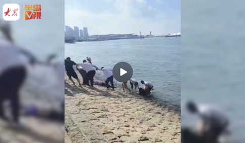 青島故事 | “最美牽手”救人團(tuán)隊找到了！“看到有人落水我就跳了下去”，眾人接力救回落海女子