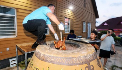 维吾尔族歌舞伴宴 和田美食飘香青岛国际啤酒节