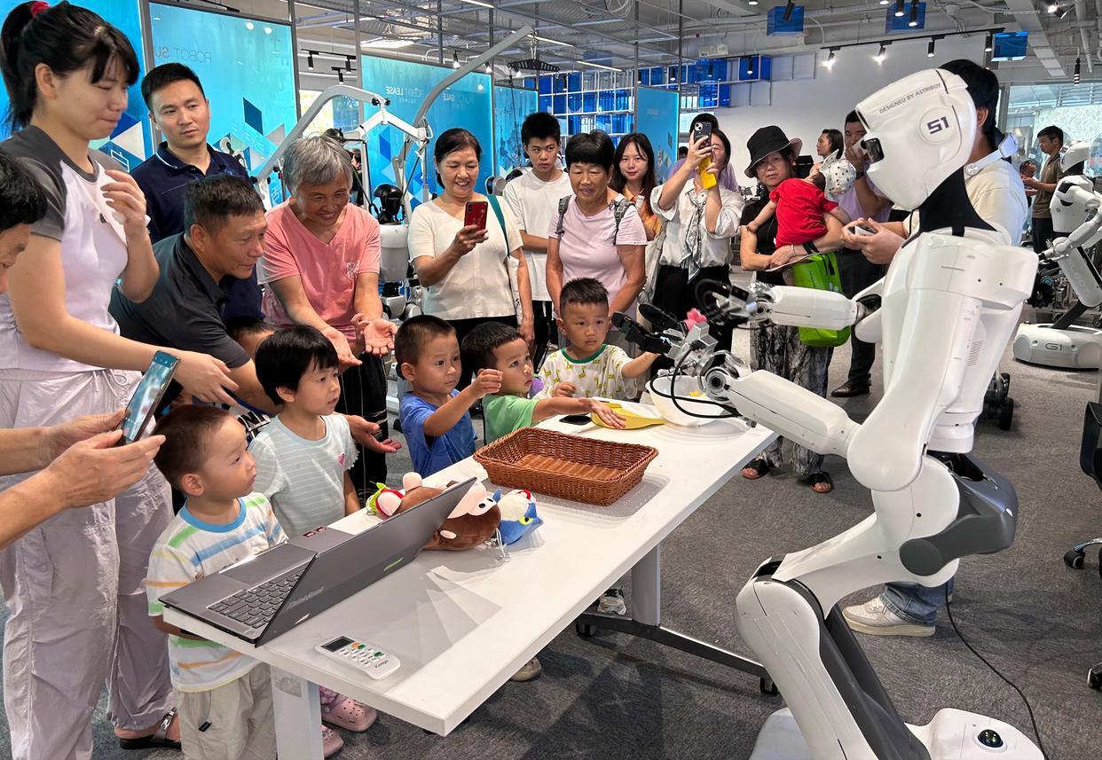 首家机器人6S店在深圳开业