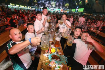 亲朋举杯共醉金沙滩