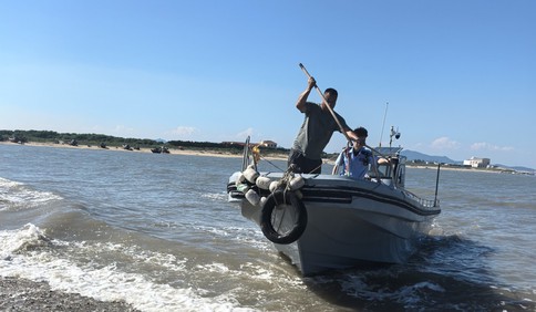 青島故事｜急！六名外地游客趕海被潮水圍困海島；暖！即墨公安民警聯合漁民成功營救上岸