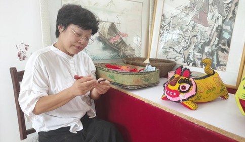 青島故事｜創新不斷，為“虎”添翼！直播帶貨+手工DIY，她讓布老虎“跑”得更遠